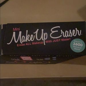 Mini makeup eraser